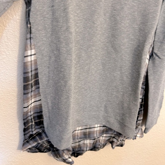 Women’s long sleeve gray top size small. Part of the shirt is plaid in the back. - Picture 3 of 5